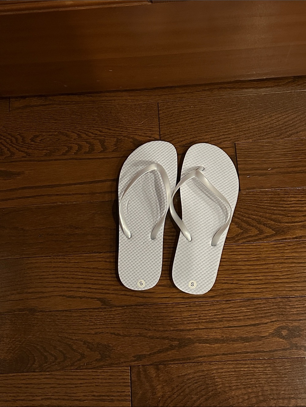 Women's White Flip Flop Sandals - Classic Minimal Style